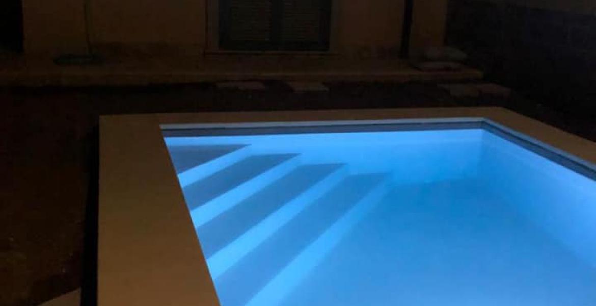 piscina illuminata 
